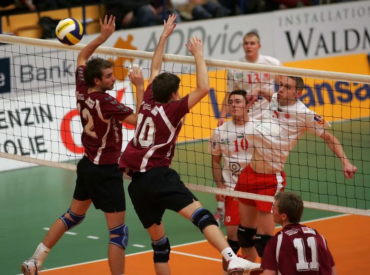 Marienlyst (i rødt og hvidt) har vundet fire ud af de seneste fem danske mesterskaber i volleyball for mænd. Arkivfoto. 
