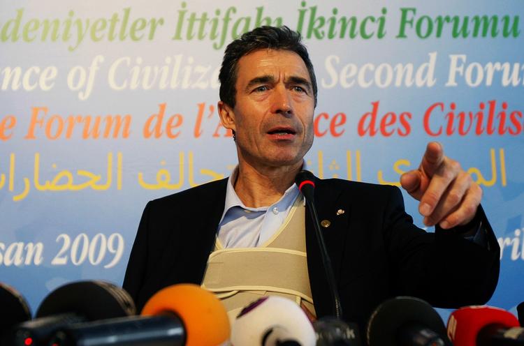 Natos kommende generalsekretær, Anders Fogh Rasmussen, på mødet i Istanbul, hvor han optrådte med højre arm i en slynge, efter at han var faldet på sit hotelværelse. 