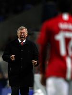 Alex Ferguson dirigerer sine spillere i returkampen mod Porto, som sendte Manchester United i semifinalen i Champions League. 