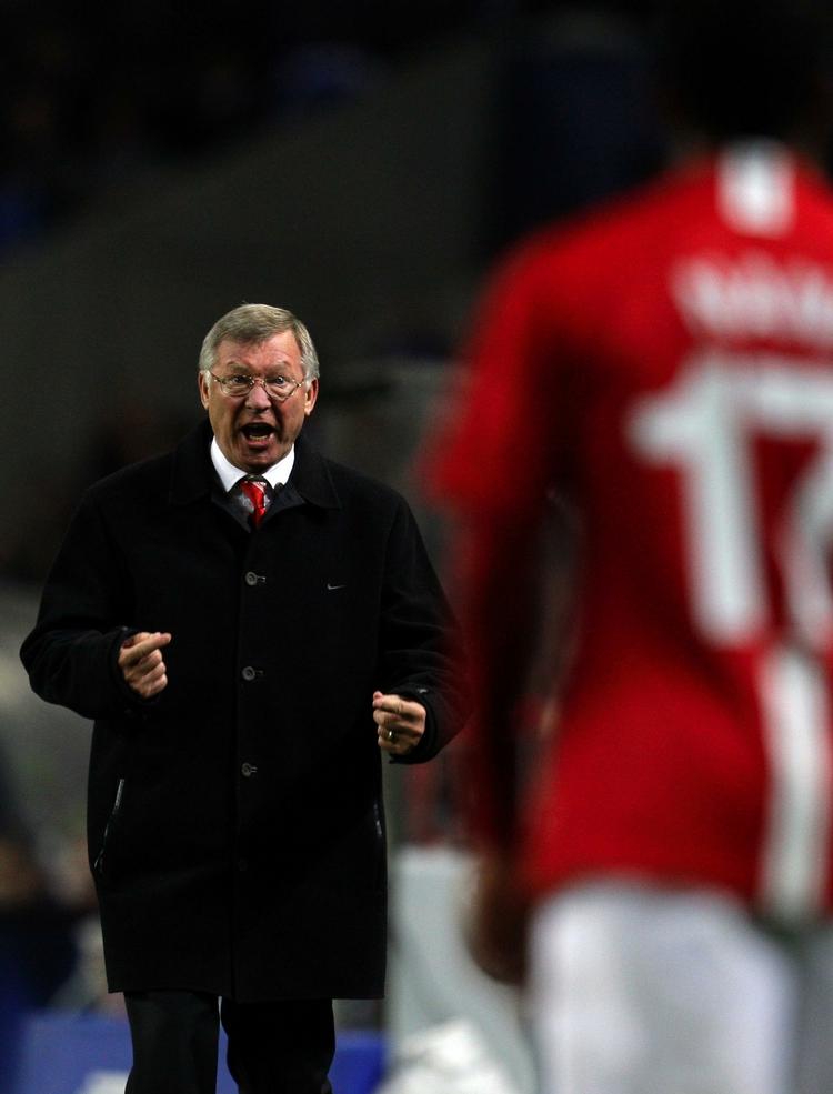 Alex Ferguson dirigerer sine spillere i returkampen mod Porto, som sendte Manchester United i semifinalen i Champions League. 