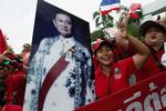 Rødklædte tilhængere af  Thailands tidligere premierminister Thaksin Shinawatra fotograferet under de seneste ugers uroligheder. (Arkivfoto) 