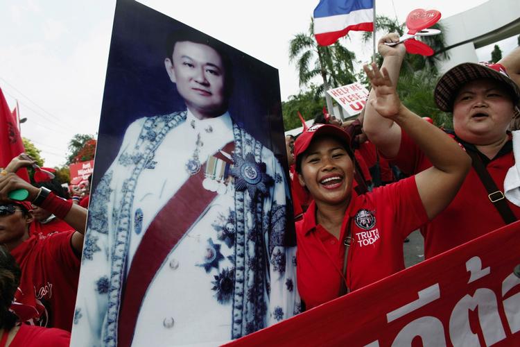 Rødklædte tilhængere af  Thailands tidligere premierminister Thaksin Shinawatra fotograferet under de seneste ugers uroligheder. (Arkivfoto) 
