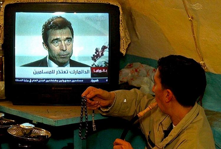 Et billede fra Muhammedkrisen, hvor FOgh gik på arabisk tv. Det var ikke nok til at gøre Taleban tilfredse. 