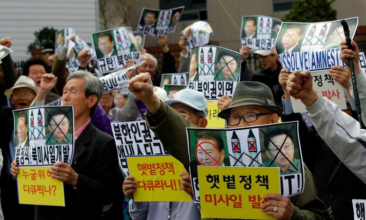 Sydkoreanske aktivister i Seul i dag  protesterer mod Nordkoreas raketaffyring. 