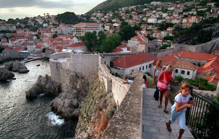 Den historiske by Dubrovnik tiltrækker turister fra hele verden. Kroatien er verdens 15. mest populære turistland. Arkivfoto. 