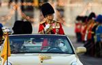 Thailands konge, Bhumibol Adulyadej, bliver nu inddraget i den politiske konflikt, der har skabt uro i Thailand i flere måneder. Senest har voldelige protester lammet Bangkok. 