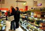 Systembolaget lokker mange danske kunder til. Arkivfoto. 