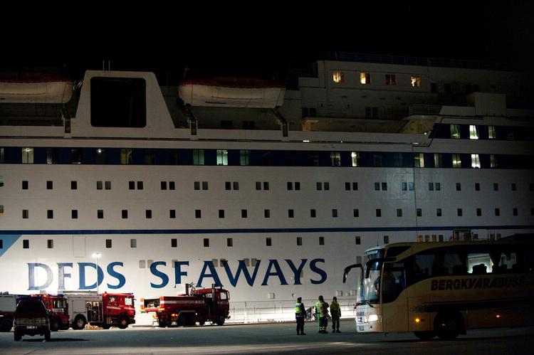 Redningskøretøjer ved den 30 år gamle DFDS-færge. 