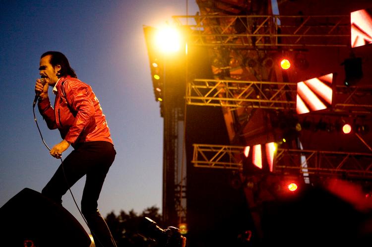 GENGANGER. Nick Cave gæstede sidste år Roskilde Festival med 'fritidsbandet' Grinderman, men er i år atter sammen med The Bad Seeds, der rapporteres at være i fineste liveform. Australieren er et af de mest ønskede navne hos festivalens publikum.  Arkivfoto: Thomas Borberg 