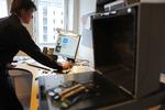 Der var lagt op til at straffe danskere, som får stillet pc, internet og telefon af deres arbejdsgiver med skat af 5.000 kroner. Nu bliver det 3.000 kroner. (Arkivfoto) 