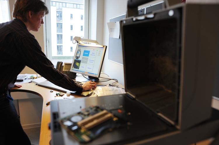 Der var lagt op til at straffe danskere, som får stillet pc, internet og telefon af deres arbejdsgiver med skat af 5.000 kroner. Nu bliver det 3.000 kroner. (Arkivfoto) 