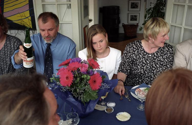 Festsangen kan være et sjovt eller et pinligt indslag under middagen. 