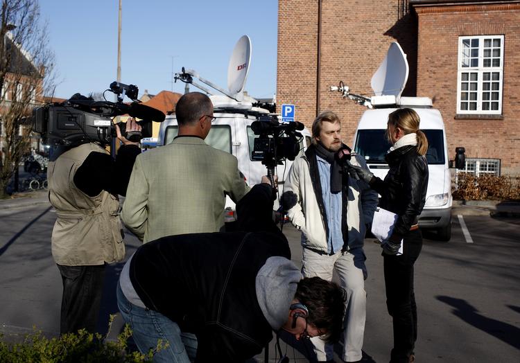 Pressen venter spændt på, at Anni Fønsby og hendes mand skal i grundlovsforhør om bordeldrift for millioner. 
