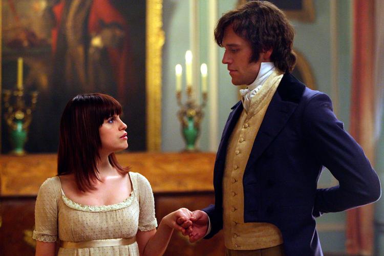 Klassiker.  I den romantiske dramaminiserie 'Fortabt i Austen' er Amanda Price (Jemima Rooper) på forunderlig vis havnet i sin  yndlingsroman, Jane Austens 1800-tals-klassiker 'Stolthed og fordom', hvor hun møder den flotte mr. Darcy (Elliot Cowan). Næste  afsnit sendes  13. april på DR2.  Foto: Granada 