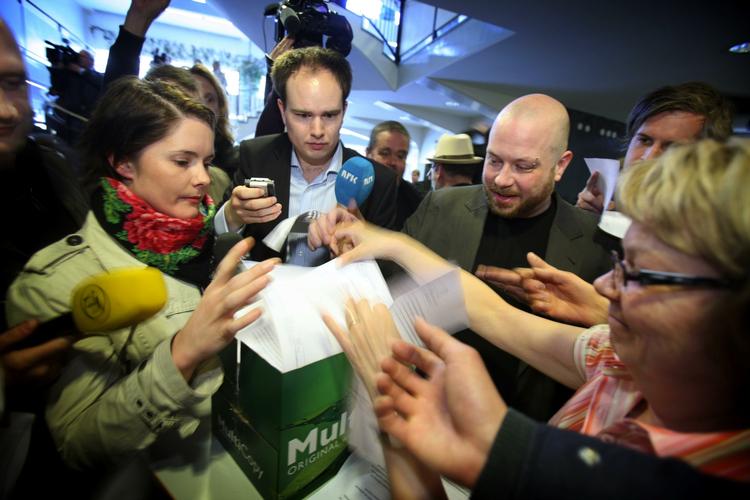 Nordiske journalister stod i kø for at få en kopi af dommen i formiddag. 