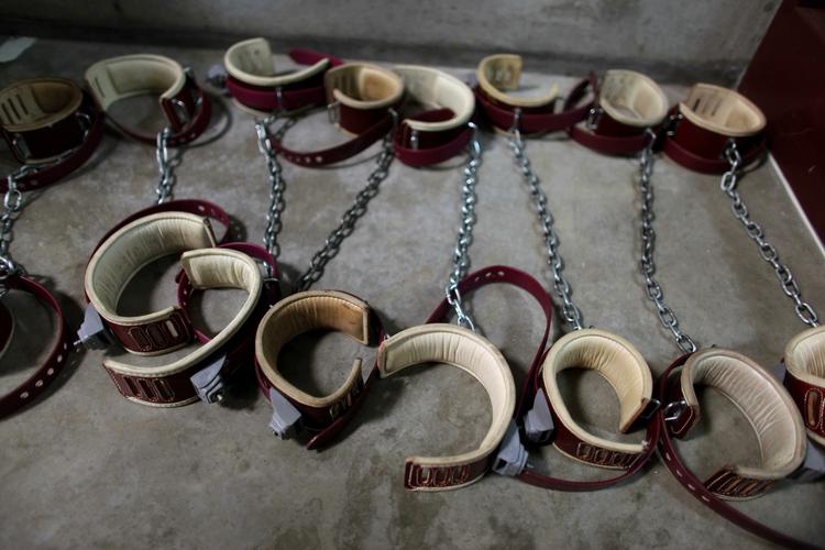 Fodlænker fundet på Guantanamo-basen på Cuba, hvor fanger i amerikansk varetægt har været udsat for forhørsmetoder, der møder hård kritik. Arkivfoto. 