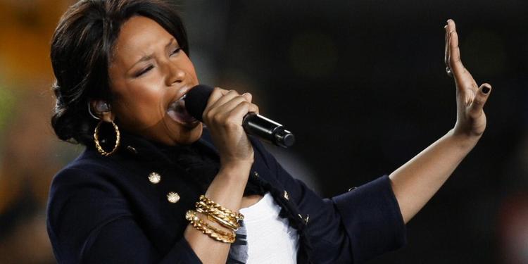 Efter drabene på moderen, broderen og nevøen tog Jennifer Hudson godt tre en halv måneds pause fra offentligheden. 1. februar dukkede hun frem igen, da hun sang nationalsangen ved Super Bowl 43. Arkivfoto: AP 