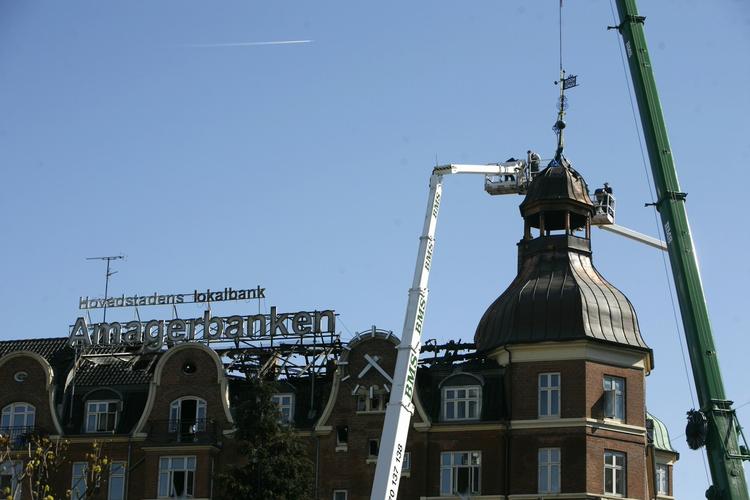 Det er stadig usikkert om gårsdagens brand på Amager kan forårsage at tårnet på bygningen styrter sammen. 