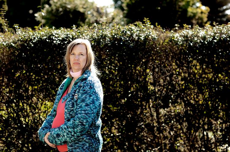 Med  en repræsentant for den kommende  generation i  maven, skriver Katrine Marie Guldager om sin egen - generationen, der voksede op under 70'ernes samfunds- og  familieomstyrtende frigørelsesprojekt. Foto: Peter Hove Olesen 