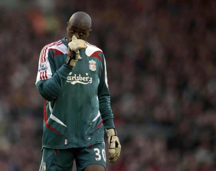 Charles Itandje kan nu se frem til to ugers ufrivillig pause. Hans arbejdsgiver Liverpool FC har nemlig suspenderet ham. 