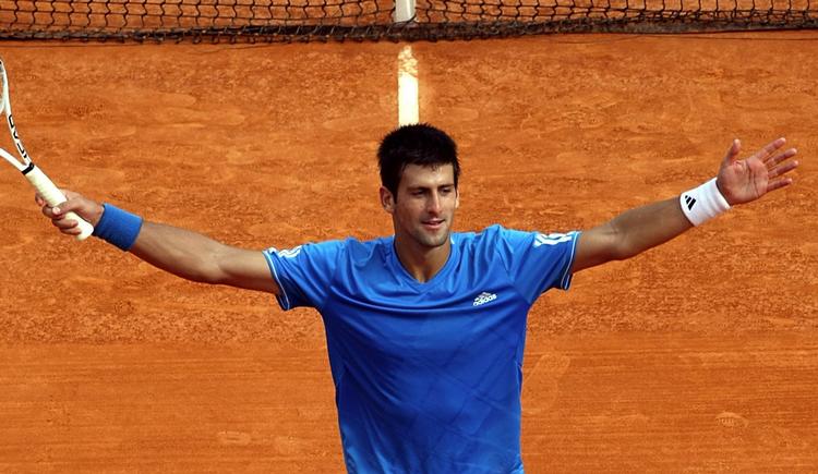 Novak Djokovic var træt med glad, da efter en langvarig dyst mod Stanislas Wawrinka havde skaffet sig billet til finalen i Monte-Carlo. 