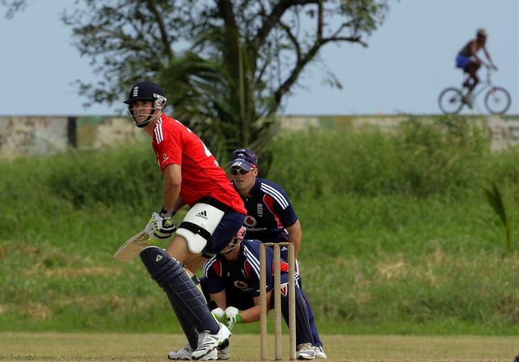 En af Englands mest berømte cricket-spillere er den tidligere kaptajn Kevin Pietersen. Han kan se frem til at skulle forsvare en 109 år gammel sejr. Arkivfoto. 