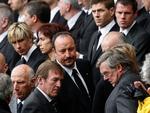 Kenny Dalglish har altid været tæt på klubben i Liverpool - her nederst til venstre ved 20 årsdagen for Hillsborough-tragedien. Nu bliver han igen ansat. 