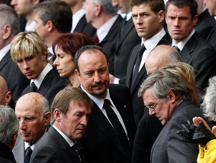 Kenny Dalglish har altid været tæt på klubben i Liverpool - her nederst til venstre ved 20 årsdagen for Hillsborough-tragedien. Nu bliver han igen ansat. 