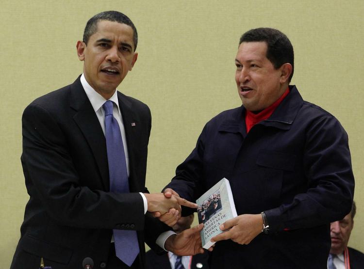 Venezuelas præsident, Hugo Chavez, så ganske tilfreds ud med at give USA's præsident Obama den venstreorienterede boggave i verdenspressens søgelys. 