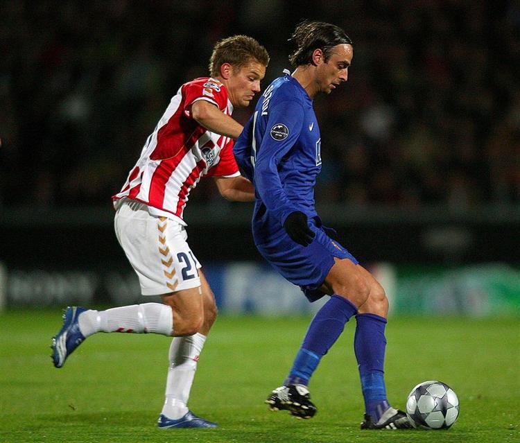 Kasper Risgård (til venstre) i nærkamp med Manchester Uniteds Dimitar Berbatov i Champions League-turneringen. Arkivfoto. 