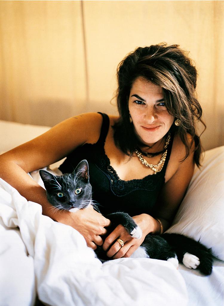 Mennesket Tracey Emin fornemmes bag iscenesættelsen i den energiske tekst, der bygger på kunstnerens egen barske opvækst i den sydengelske provins. Foto: Mary McCartney Donald 