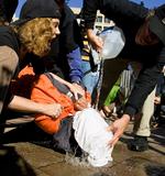 Under en demonstration foran Justitsministeriet i Washington i 2007 viste demonstranter, hvordan torturmetoden 'waterboarding' foregår. (Arkiv) 