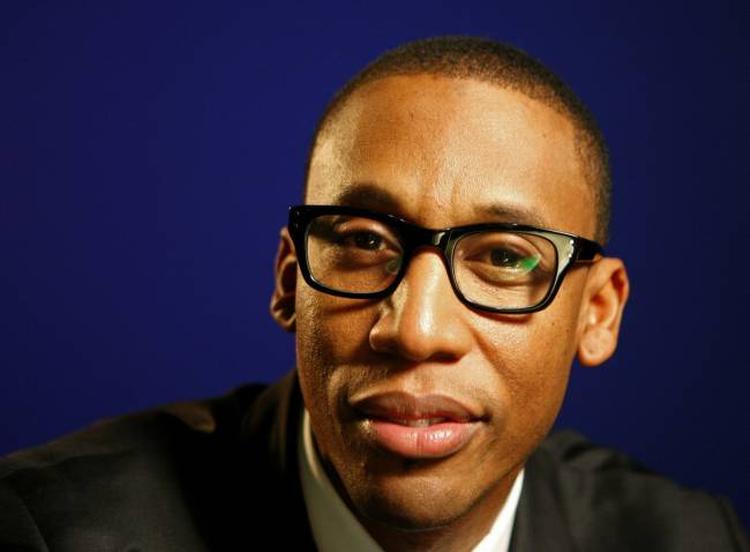 Med brillernes kraftige sorte acetatstel på næseryggen ligner Raphael Saadiq nærmest et 1960'er-minimalistisk genfærd af en Little Stevie Wonder - uden tonede brilleglas. 