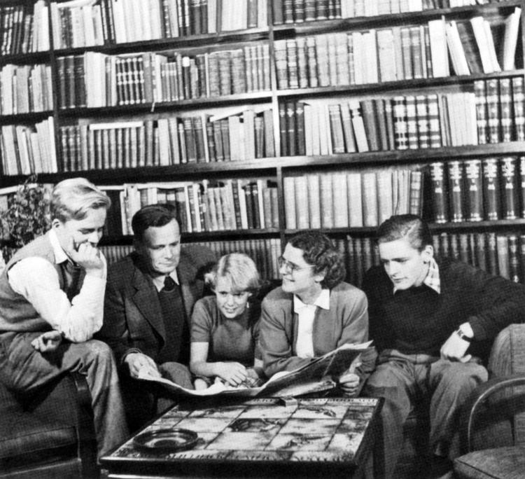 Familien Koch havde ikke blot en, men to kendte overhoveder, hvilket gjorde familien til et oplagt emne for pressen. Her er familien samlet til ære for samme - selv om sønnen Jens mangler. Fra venstre: Poul, Hal, Marianne (kaldet Dorte), Bodil og Ejler Koch. 