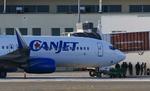 En 20-årige psykisk  syg jamaicansk mand  tvang sig igennem sikkerheds-checkpoints med en pistol i hånden og kaprede dette canadiske 'CanJet Airlines' fly, med 182 passagerer ombord. 
