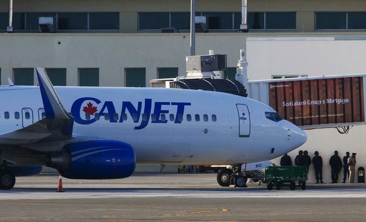 En 20-årige psykisk  syg jamaicansk mand  tvang sig igennem sikkerheds-checkpoints med en pistol i hånden og kaprede dette canadiske 'CanJet Airlines' fly, med 182 passagerer ombord. 