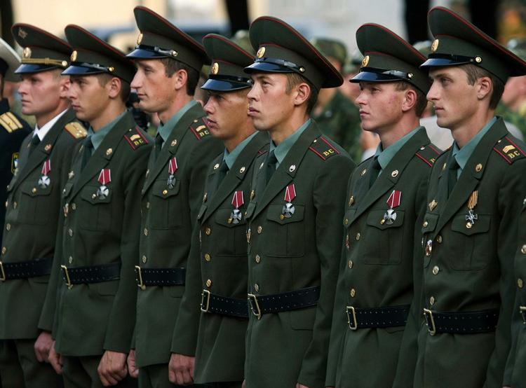Russiske soldater modtager fortjenstmedaljer for deres indsats i den kortvarige krig mod Georgien sidste år. En krig som Rusland vandt. (Arkivfoto) 