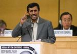FN's generalsekretær, Ban Ki-moon, lytter i baggrunden, mens Irans præsident, Mahmoud Ahmadinejad, holder den tale, som blandt andet fik EU-landenes delegerede til at udvandre i protest. 