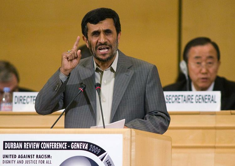 FN's generalsekretær, Ban Ki-moon, lytter i baggrunden, mens Irans præsident, Mahmoud Ahmadinejad, holder den tale, som blandt andet fik EU-landenes delegerede til at udvandre i protest. 