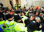 Billede fra G20-protesten foran Bank of England 1. april. Politiets håndtering af demonstrationerne skaber utilfredshed. 