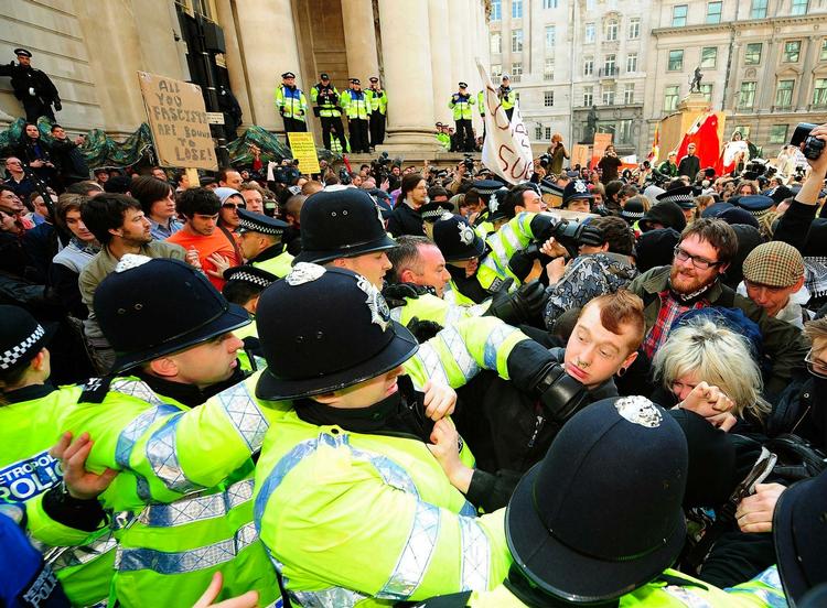 Billede fra G20-protesten foran Bank of England 1. april. Politiets håndtering af demonstrationerne skaber utilfredshed. 