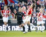 AaB's Andreas Johansson forsøger at brysttæmme bolden i kampen mod Vejle. 