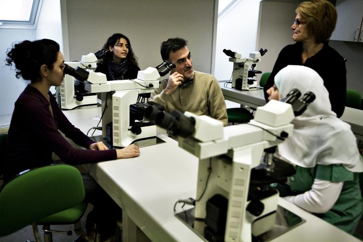 Videnskabsministeren vil lokke talentfulde udlændinge til Danmark med gratis uddannelse. Arkivfotoet er fra Bioanalytikerskolen i København. 