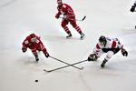 Philip Larsen - her til venstre i en testkamp mod Japan for nyligt i Rødovre - skifter til Dallas Stars. Larsen bliver dermed den sjette dansker i NHL. Arkivfoto. 