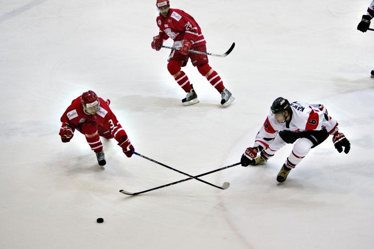 Philip Larsen - her til venstre i en testkamp mod Japan for nyligt i Rødovre - skifter til Dallas Stars. Larsen bliver dermed den sjette dansker i NHL. Arkivfoto. 