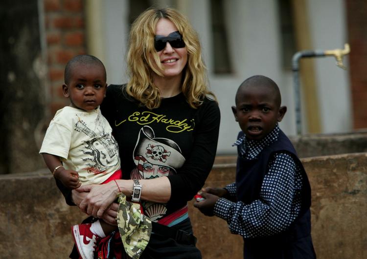 I 2006 adopterede Madonna drengen David (tv) fra Malawi. Nu skal drengen sandsynligvis have en bror eller søster fra samme land. (Arkiv) 