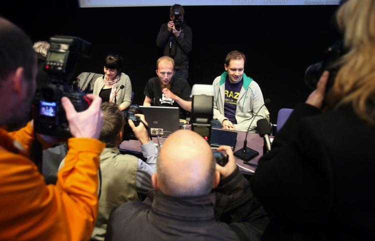Interessen for Pirate Bay-sagen har været stor. Her to af de tiltalte under et pressemøde ved sagens begyndelse. Arkivfoto. 
