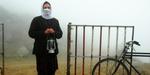 Der er smukt, men djævelsk ensomt og altid tåget på landet i Iran, hvor kvinden Rana (billedet) cykler rundt med de petroleumslamper, hun og hendes far lever af at reparere. Fra 'A Light in the Fog'. Foto fra filmen 