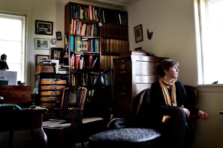 Bogen på væggen. Det er i høj grad uoverensstemmelsen mellem livet og  fiktionen, 'Mordet på Halland' drejer sig om. Foto:  Miriam Dalsgaard 