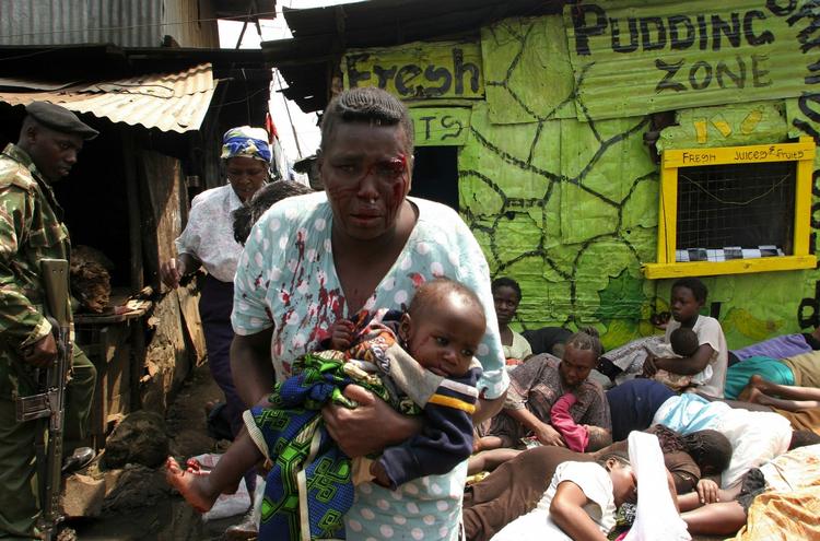 En kvinde med sin baby er blevet alvorligt såret i kampe mellem politiet og den voldelige bande Mungiki i en slum i Nairobi, 2007. 